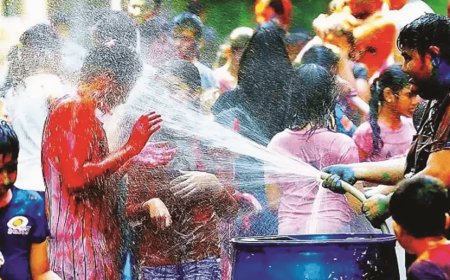 Rain Alert in Delhi - Delhiites celebrate Holi in pleasant weather