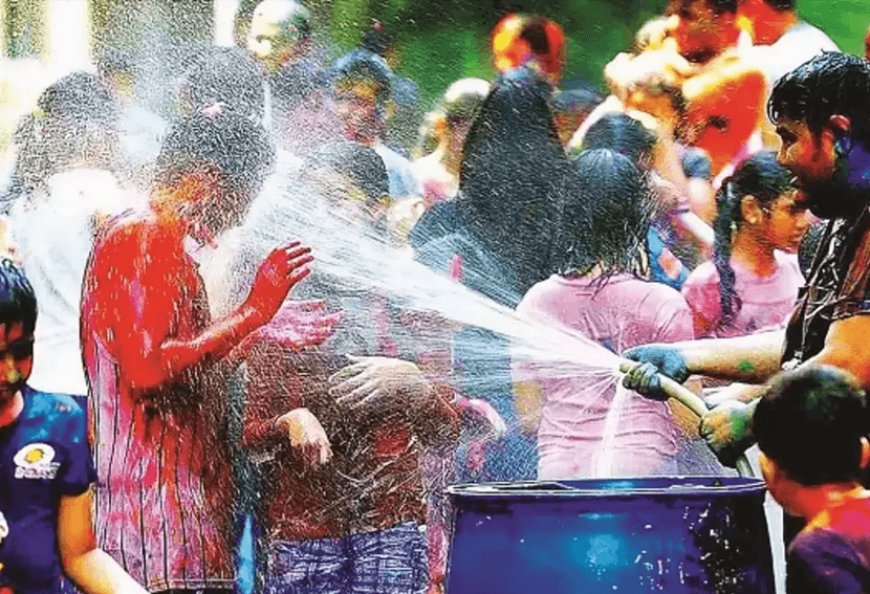 Rain Alert in Delhi - Delhiites celebrate Holi in pleasant weather