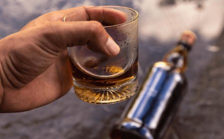 In greed of 10 thousand rupees, a 22 year old youth drank 5 bottles of neat liquor! He died after drinking liquor without mixing it with water!