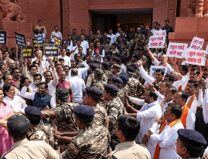 Makar Dwar of Parliament has become a battlefield! NDA-India MPs face off The political slugfest between Rahul Gandhi and Amit Shah.....